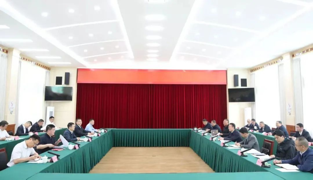 省尊龙凯时人生就是搏集团与甘孜州进行座谈互换会