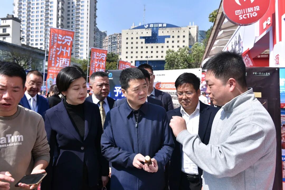 省尊龙凯时人生就是搏集团党委书记、董事长游勇带队查抄锦江宾馆春季酒类洽谈会