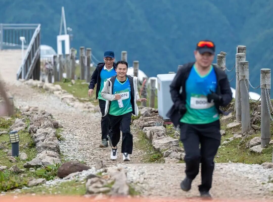 媒体聚焦 | 踏云揽胜，向上同业！“登超”牛背山站圆满进行，全民攀登热潮持续升温